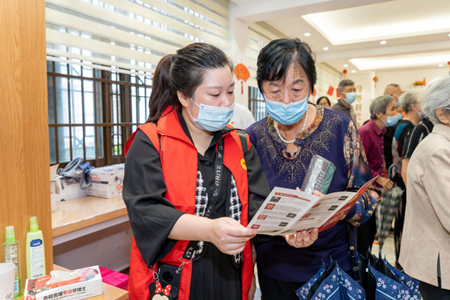 神經(jīng)內(nèi)科的9名專家為菱藕社區(qū)居民提供免費醫(yī)療義診和健康咨詢服務